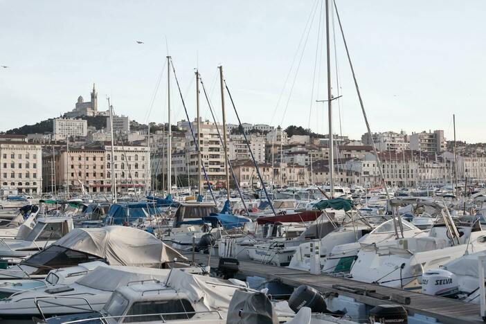 un port avec des bâteaux