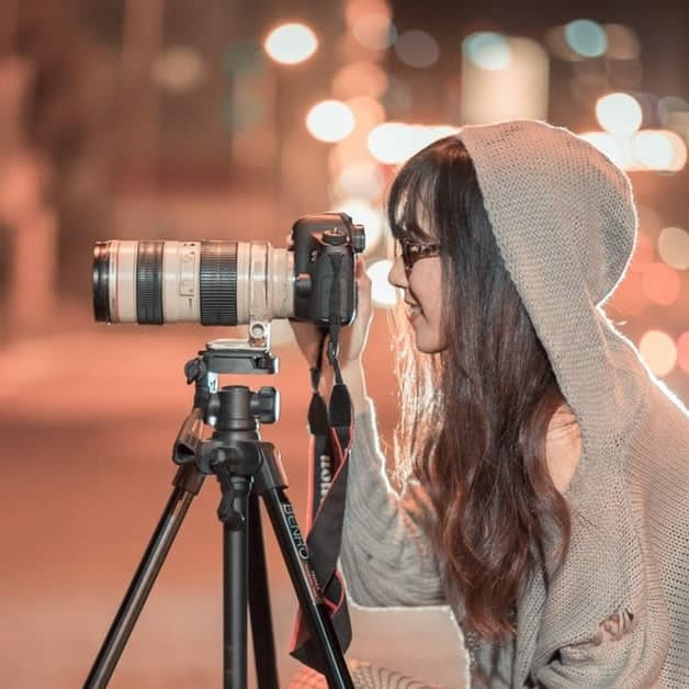 Une photographe derrière son appareil